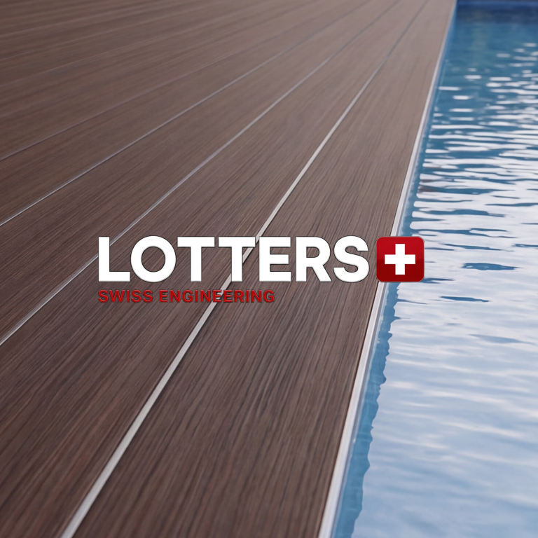 lotters-bodensystem-fuer-pergola-und-terrasse Holzähnliche Oberfläche neben einem blauen Schwimmbecken mit dem Schriftzug "LOTTERS+".
